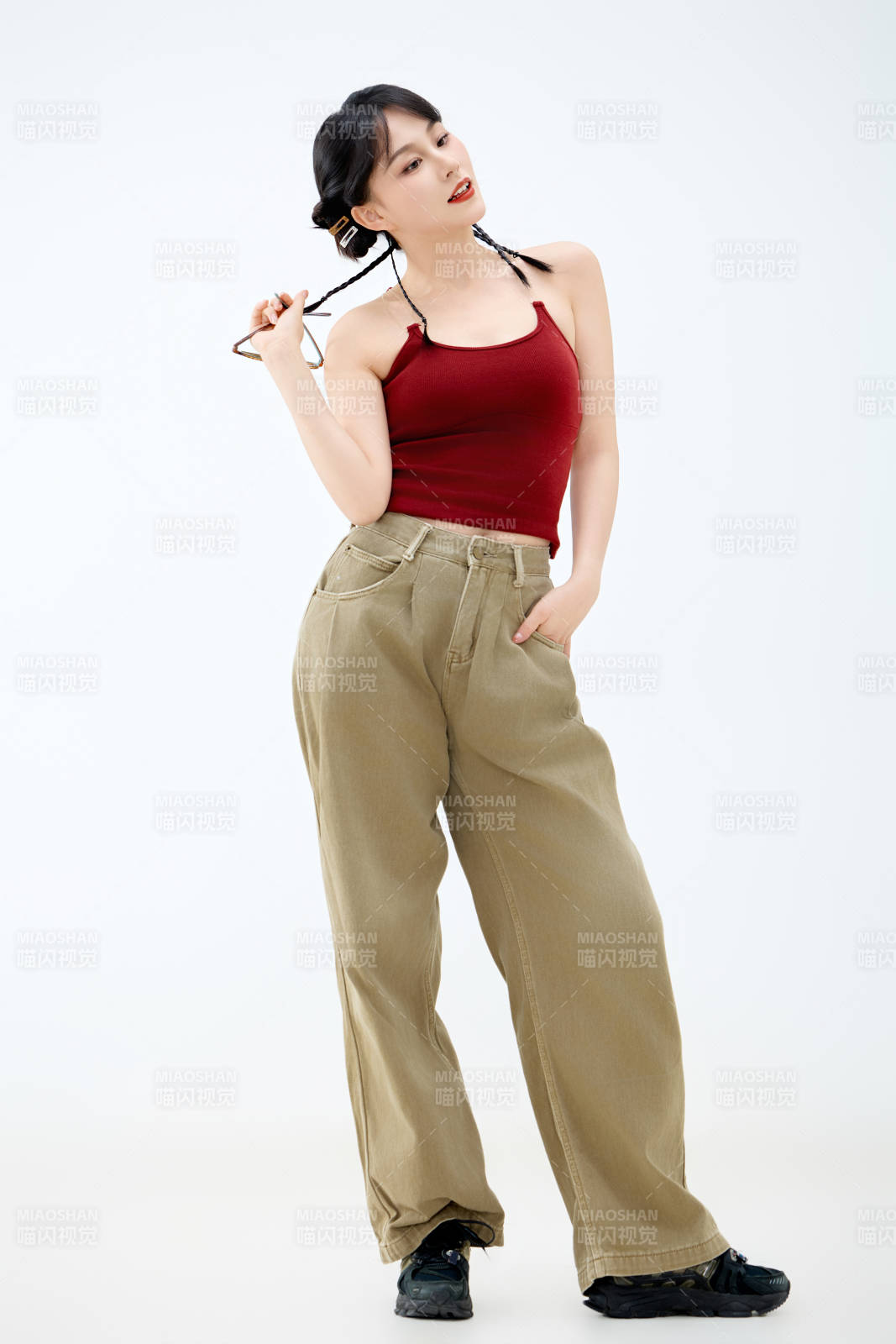 影棚拍摄穿着青春靓丽的亚洲女性夏季形象图片