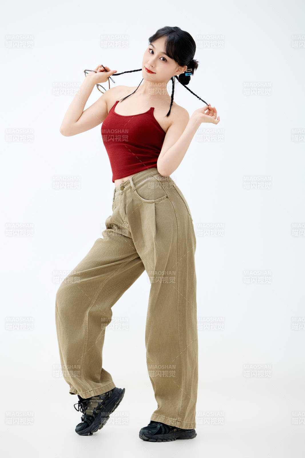 影棚拍摄穿着青春靓丽的亚洲女性夏季形象图片