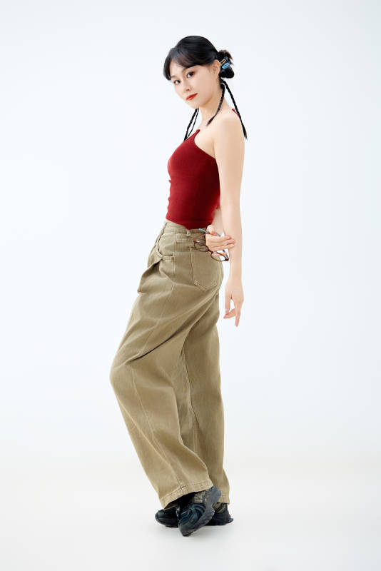 影棚拍摄穿着青春靓丽的亚洲女性夏季形象图片