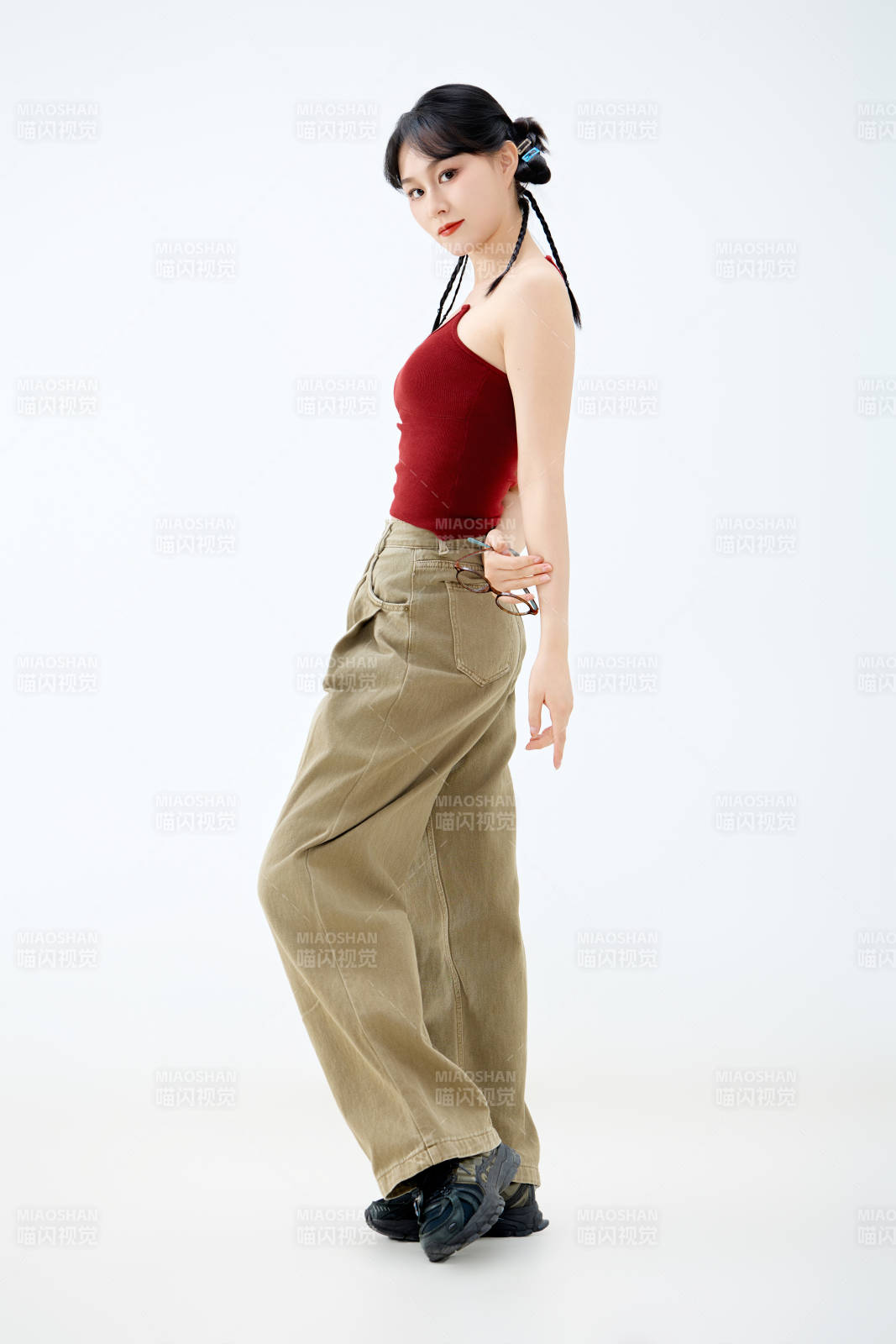 影棚拍摄穿着青春靓丽的亚洲女性夏季形象图片