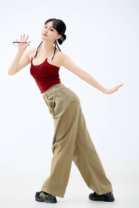 影棚拍摄穿着青春靓丽的亚洲女性夏季形象图片