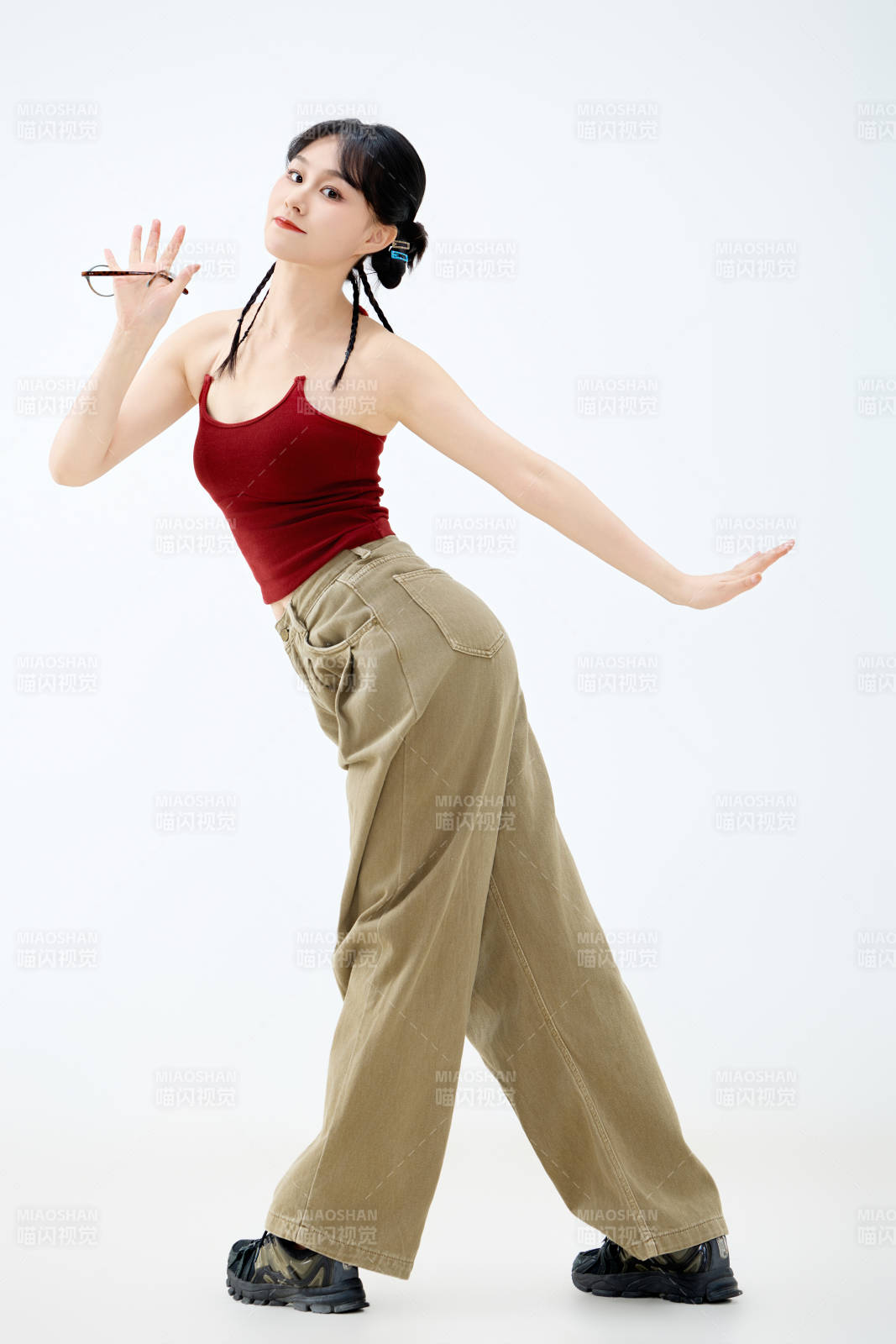 影棚拍摄穿着青春靓丽的亚洲女性夏季形象图片