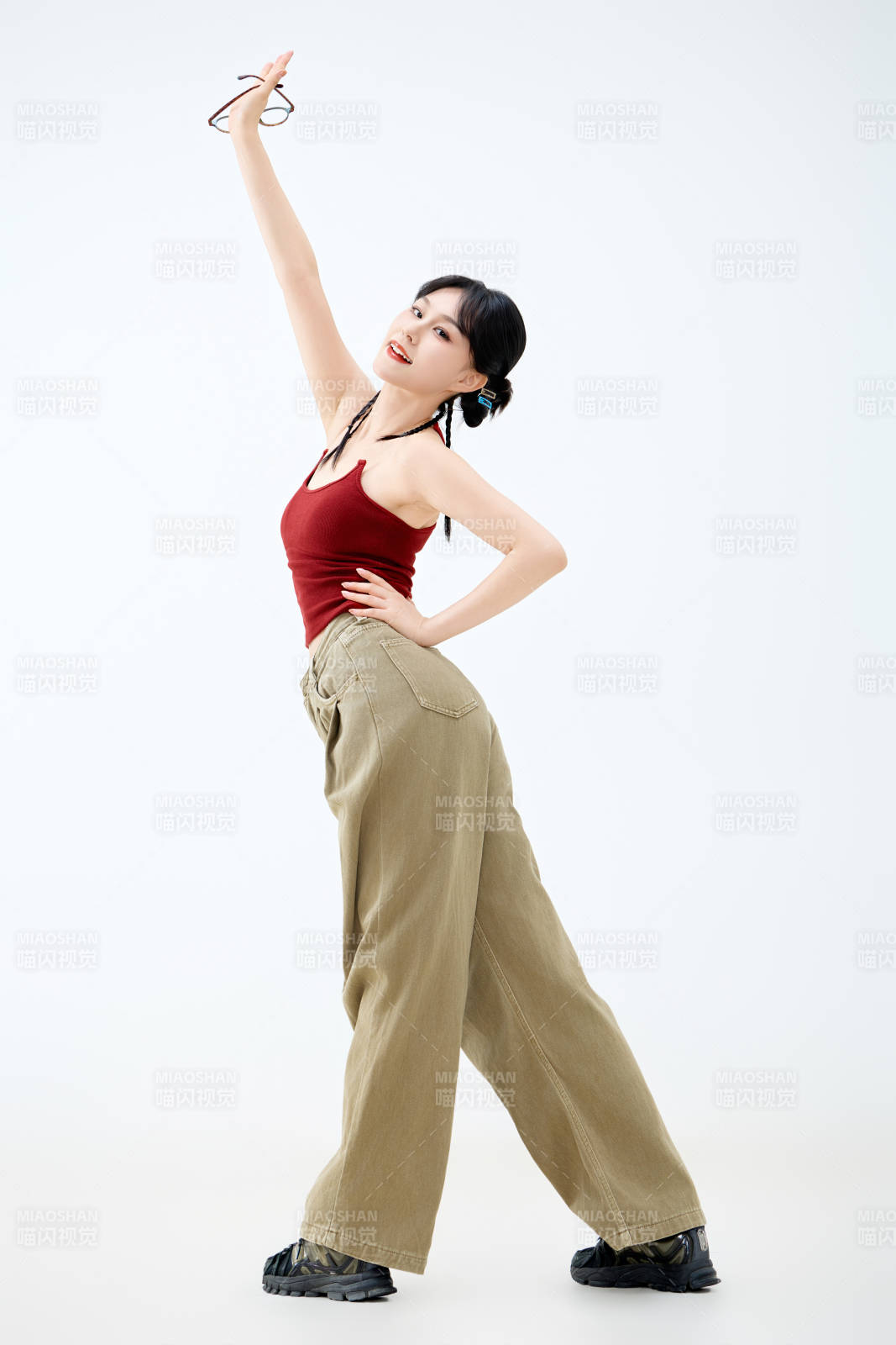 影棚拍摄穿着青春靓丽的亚洲女性夏季形象图片