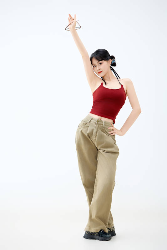 影棚拍摄穿着青春靓丽的亚洲女性夏季形象图片