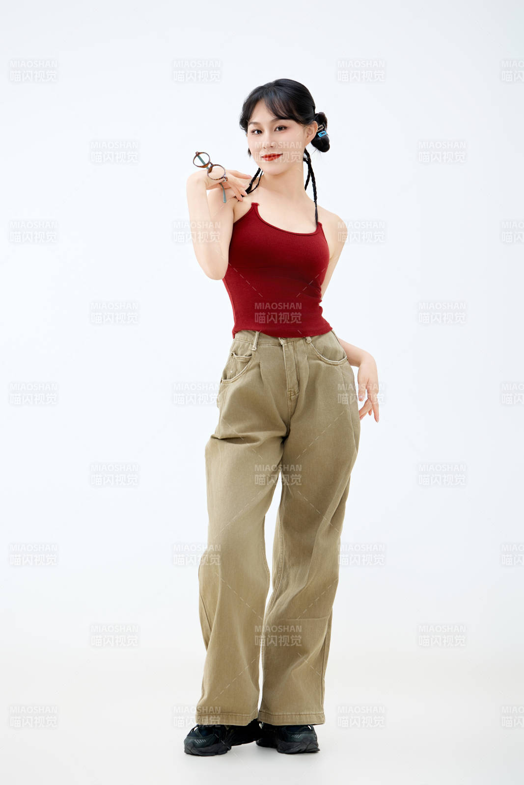 影棚拍摄穿着青春靓丽的亚洲女性夏季形象图片