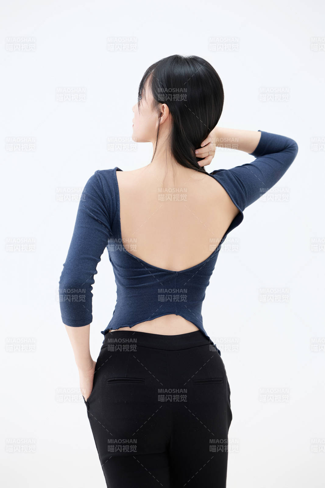 白背景穿着休闲服装的亚洲健康年轻女性形象图片