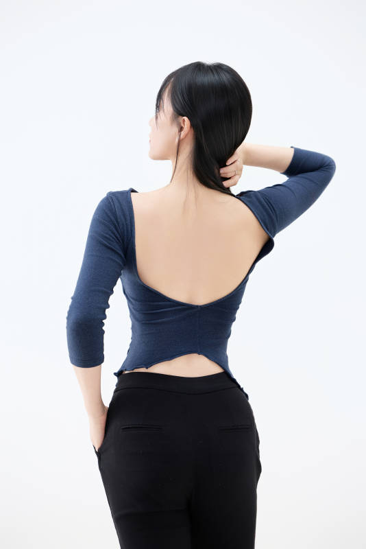 白背景穿着休闲服装的亚洲健康年轻女性形象图片