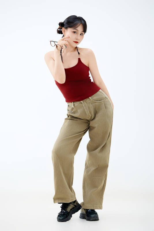 影棚拍摄穿着青春靓丽的亚洲女性夏季形象图片