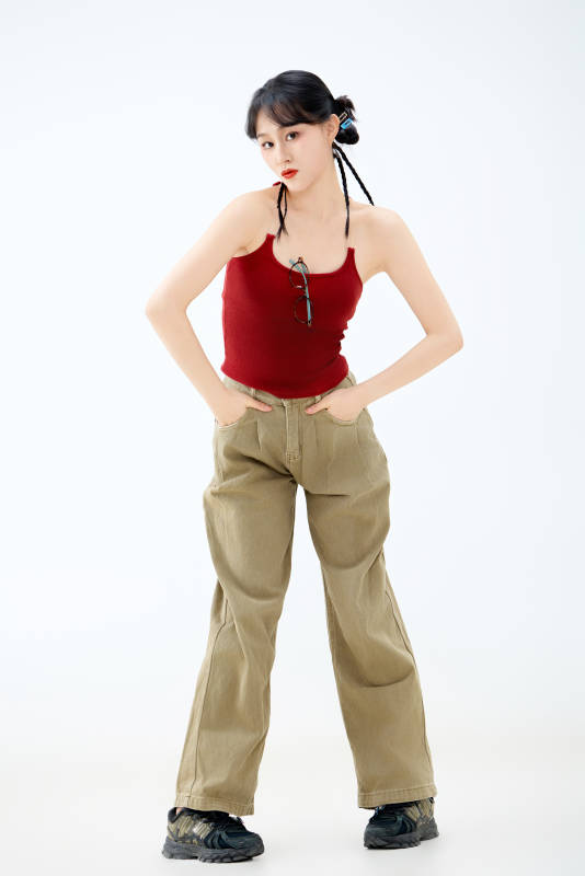 影棚拍摄穿着青春靓丽的亚洲女性夏季形象图片