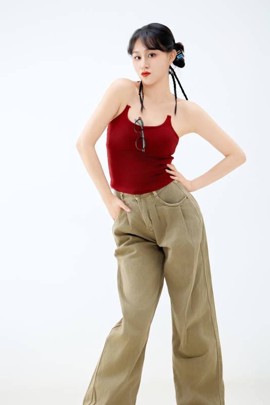 影棚拍摄穿着青春靓丽的亚洲女性夏季形象图片