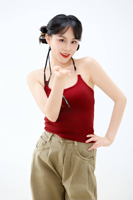 影棚拍摄穿着青春靓丽的亚洲女性夏季形象图片