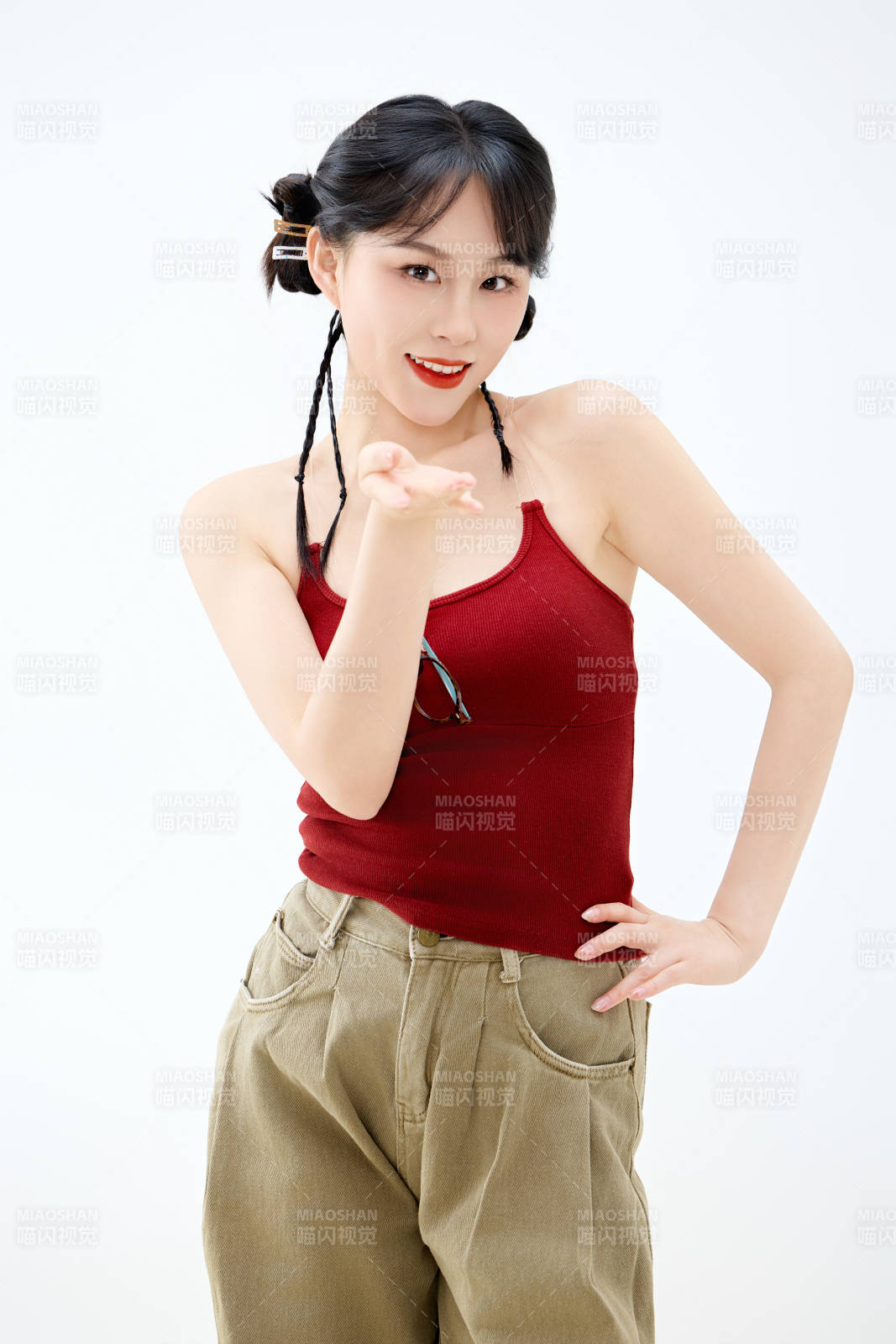 影棚拍摄穿着青春靓丽的亚洲女性夏季形象图片