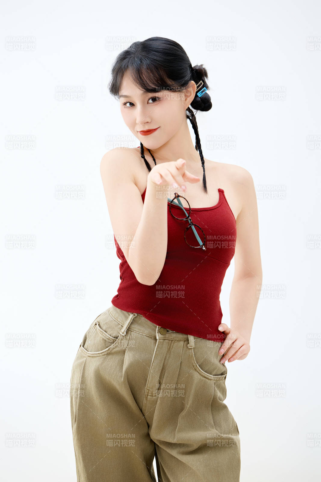 影棚拍摄穿着青春靓丽的亚洲女性夏季形象图片