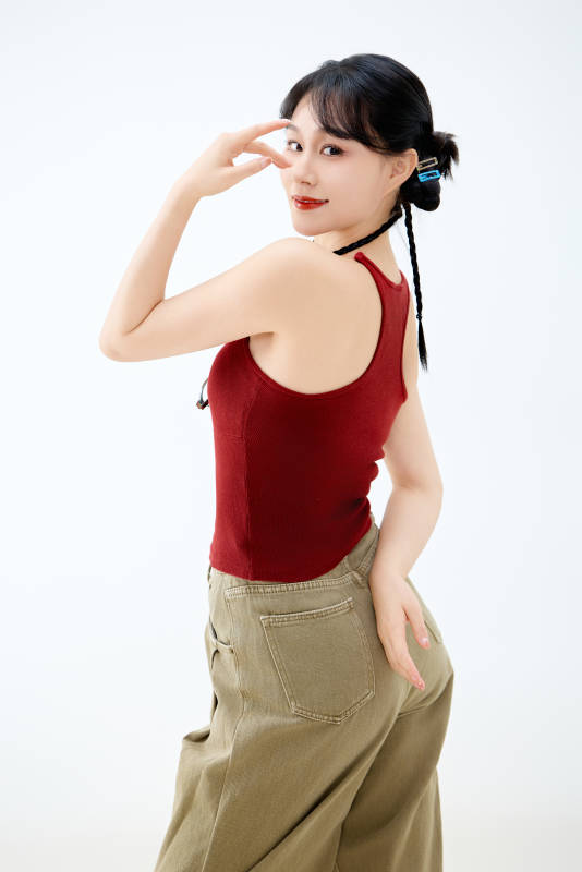 影棚拍摄穿着青春靓丽的亚洲女性夏季形象图片