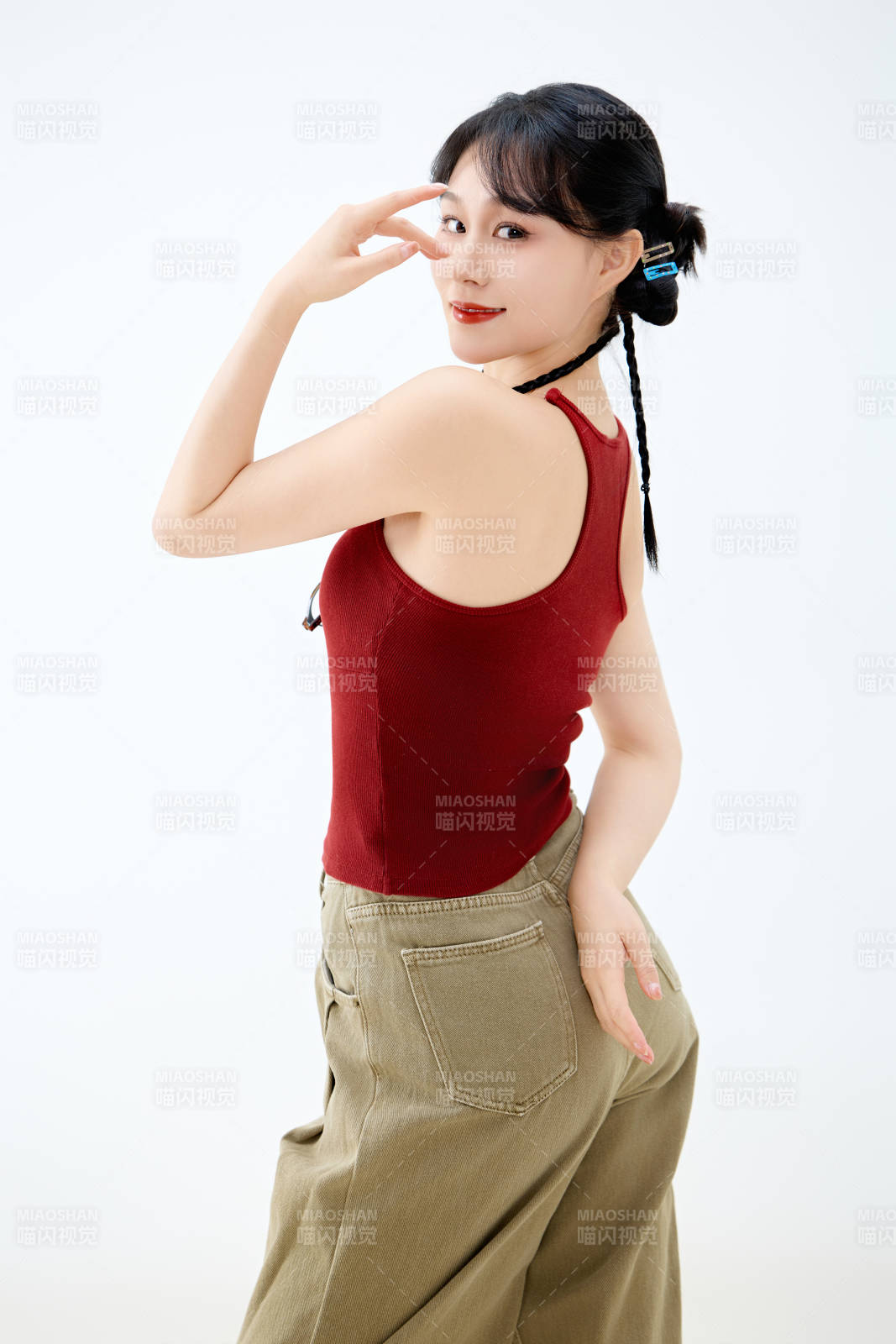 影棚拍摄穿着青春靓丽的亚洲女性夏季形象图片