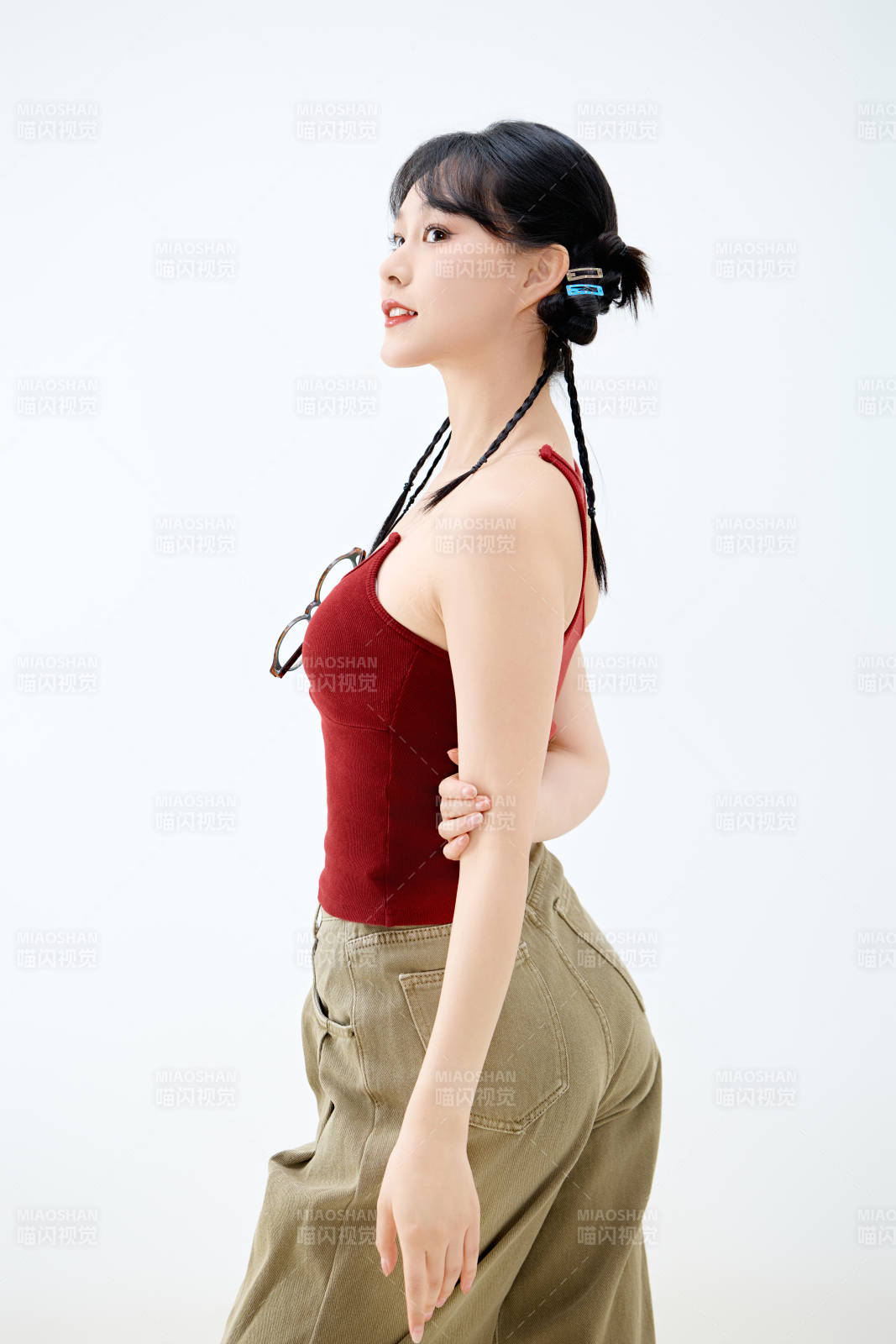 影棚拍摄穿着青春靓丽的亚洲女性夏季形象图片