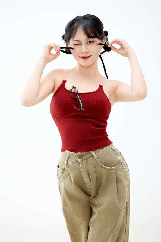 影棚拍摄穿着青春靓丽的亚洲女性夏季形象图片