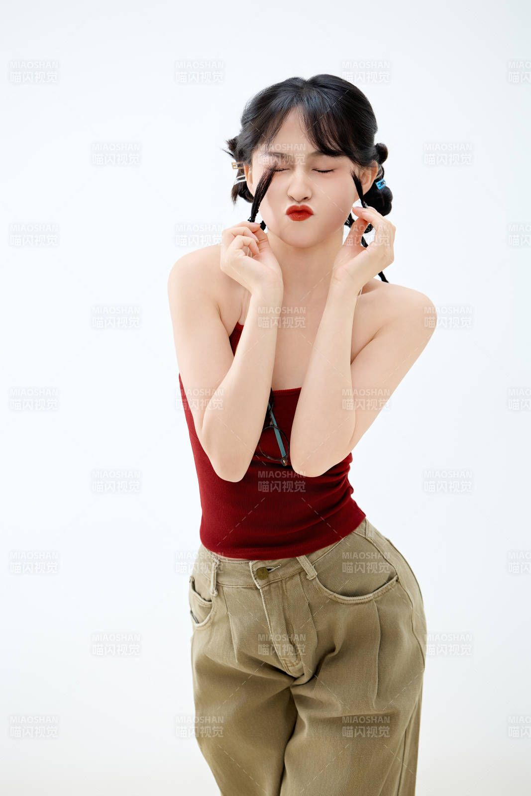 影棚拍摄穿着青春靓丽的亚洲女性夏季形象图片