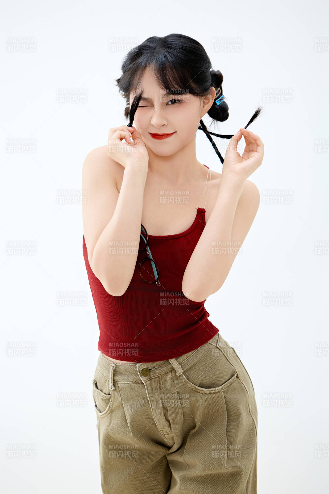 影棚拍摄穿着青春靓丽的亚洲女性夏季形象图片