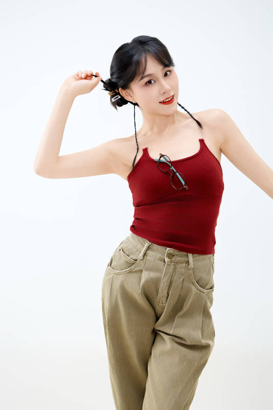 影棚拍摄穿着青春靓丽的亚洲女性夏季形象图片