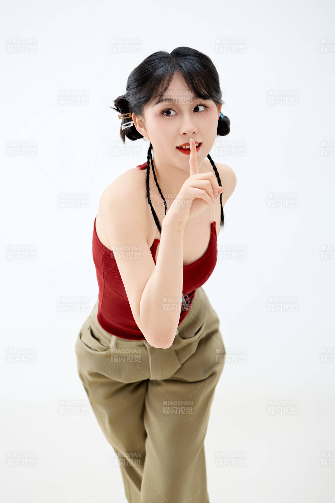 影棚拍摄穿着青春靓丽的亚洲女性夏季形象图片