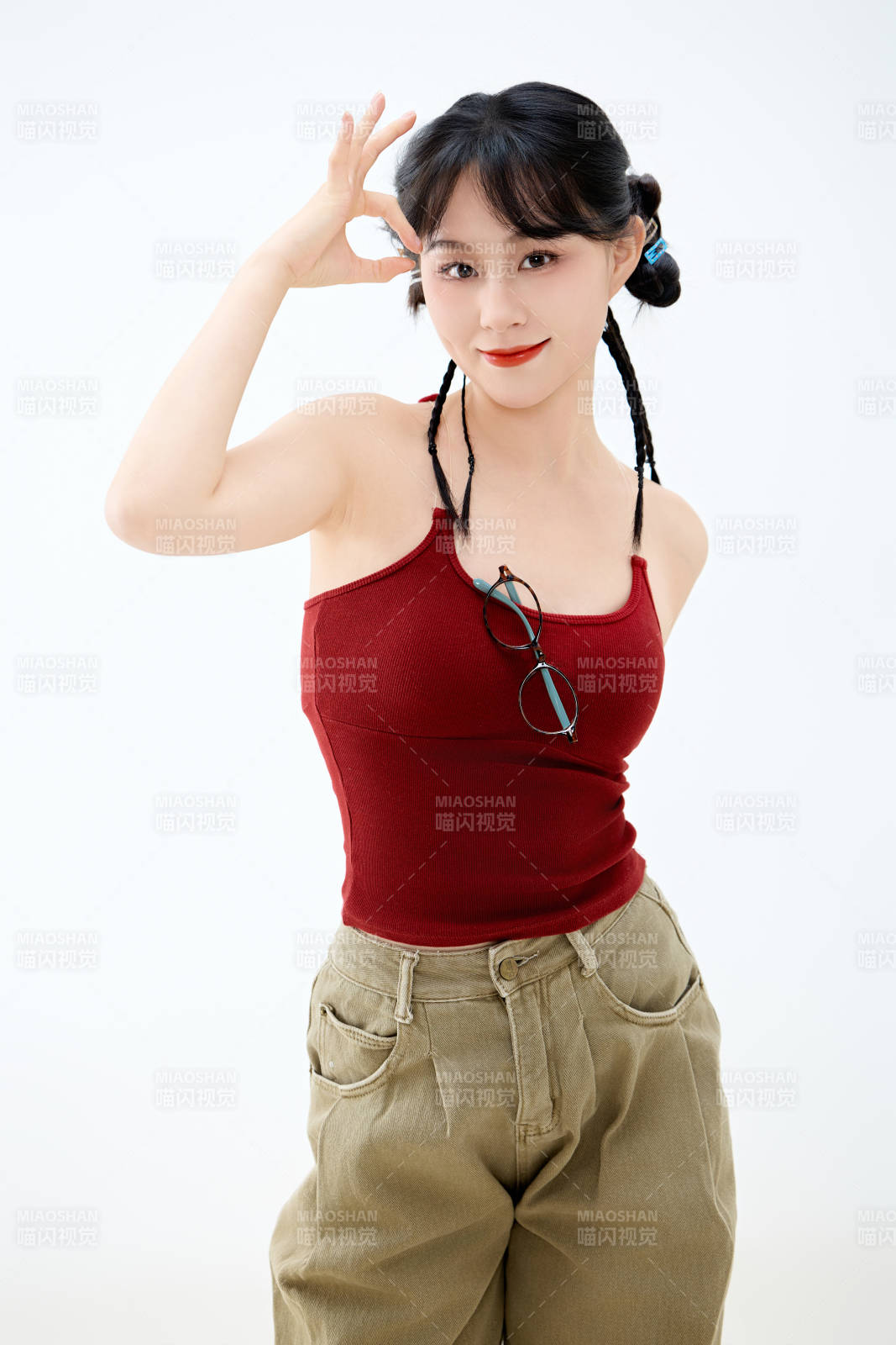 影棚拍摄穿着青春靓丽的亚洲女性夏季形象图片