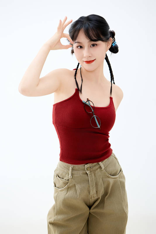 影棚拍摄穿着青春靓丽的亚洲女性夏季形象图片