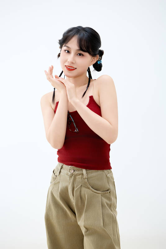 影棚拍摄穿着青春靓丽的亚洲女性夏季形象图片