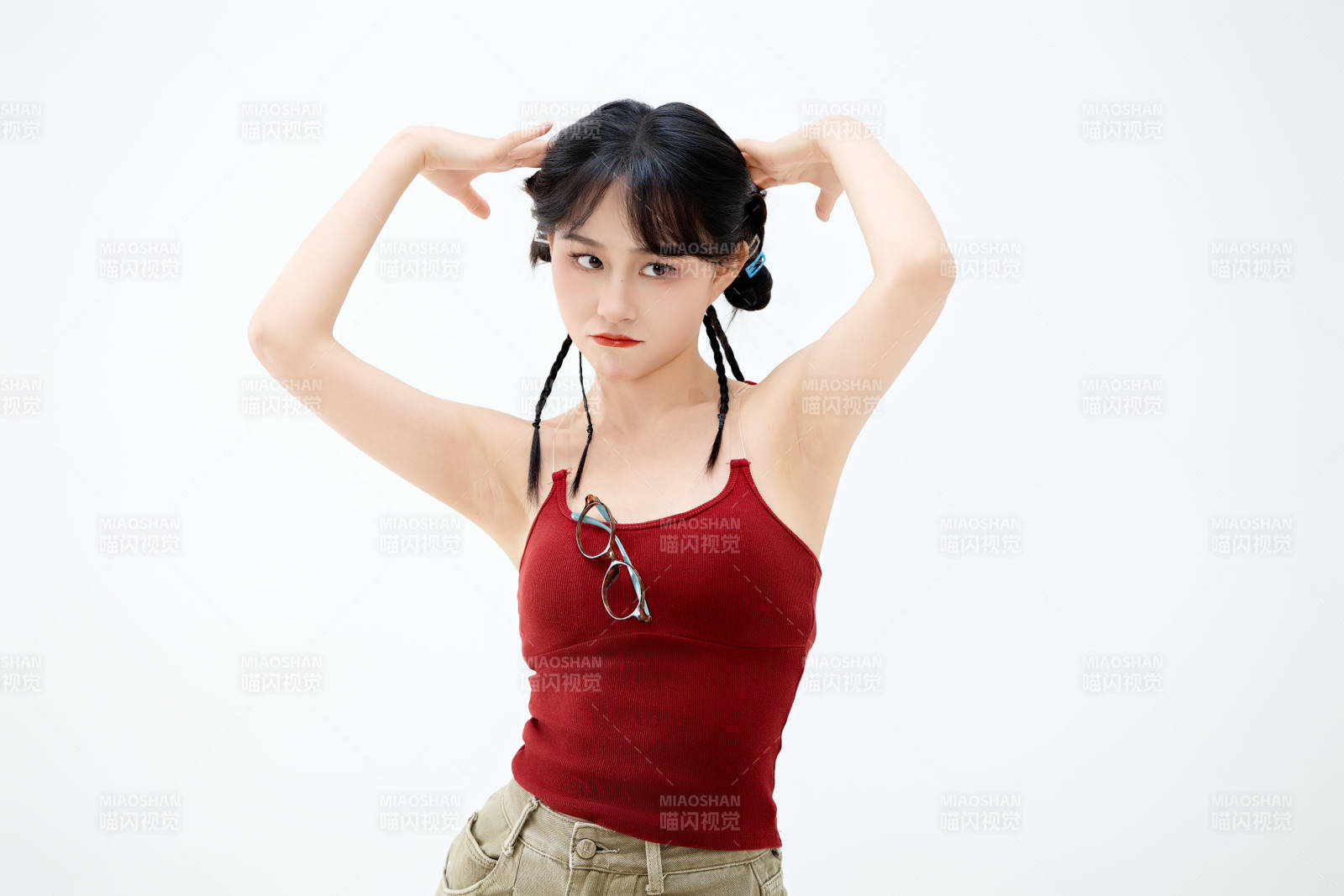 影棚拍摄穿着青春靓丽的亚洲女性夏季形象图片