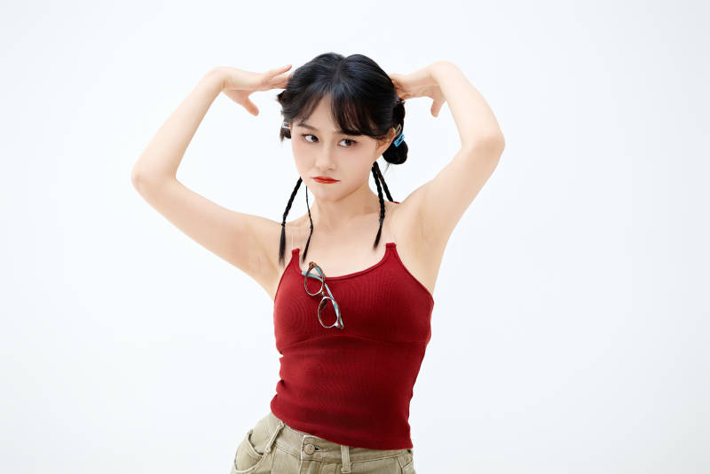 影棚拍摄穿着青春靓丽的亚洲女性夏季形象图片