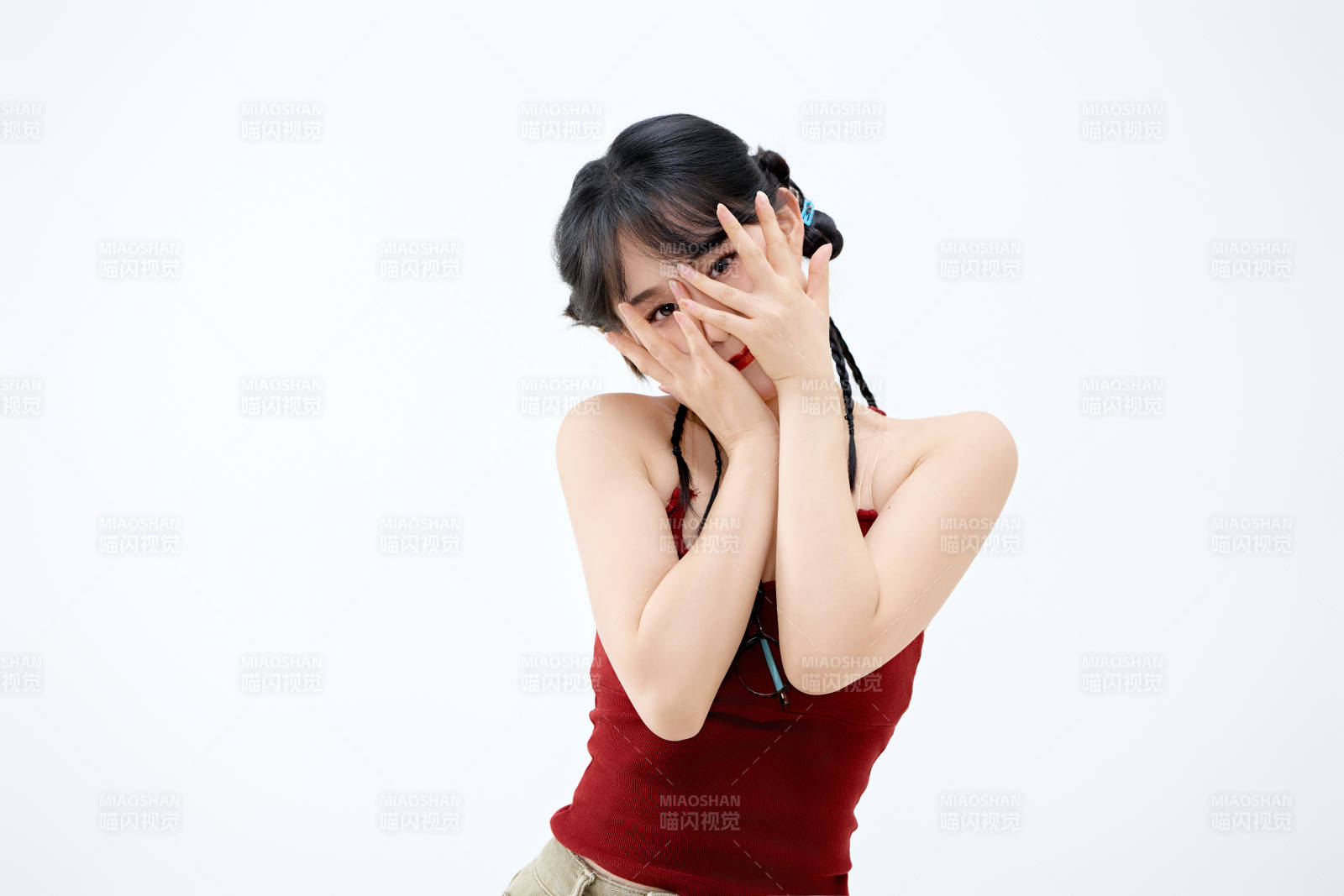 影棚拍摄穿着青春靓丽的亚洲女性夏季形象图片