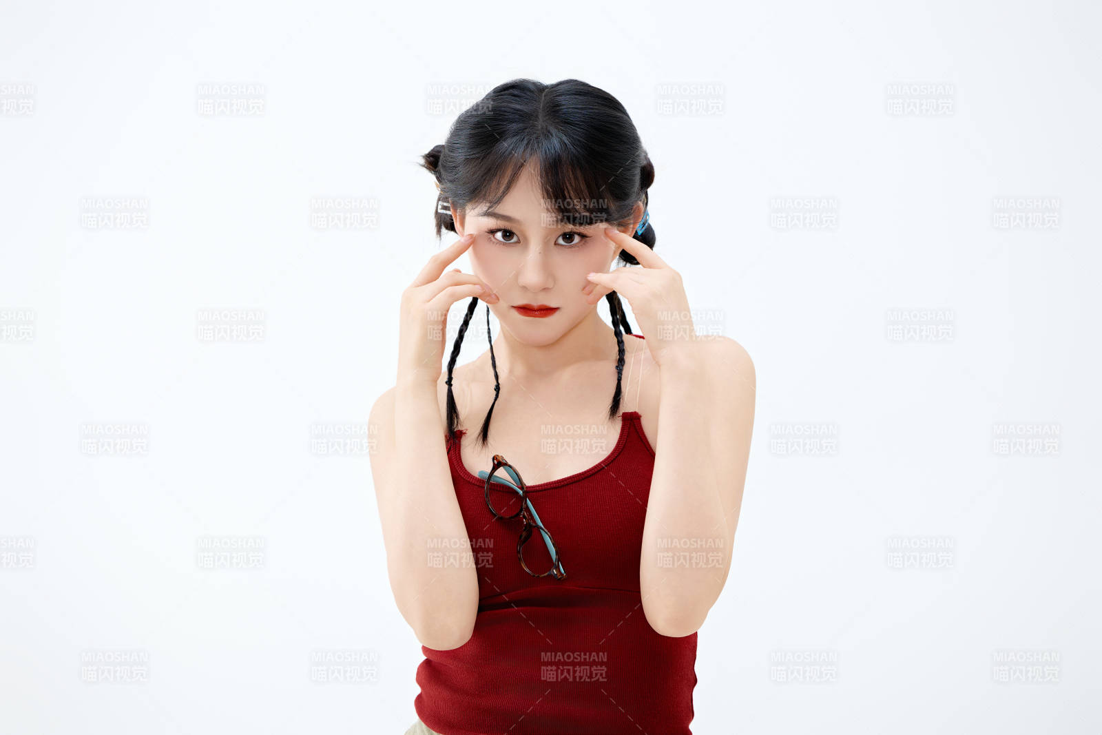 影棚拍摄穿着青春靓丽的亚洲女性夏季形象图片