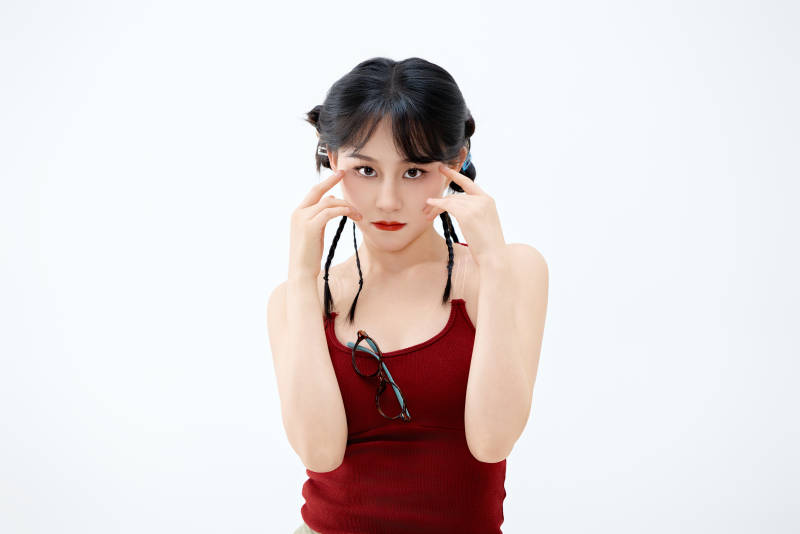 影棚拍摄穿着青春靓丽的亚洲女性夏季形象图片