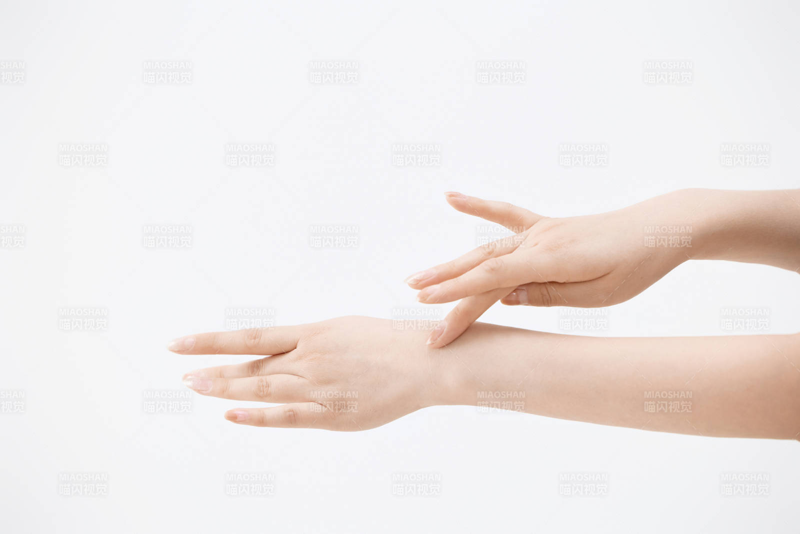 白色背景下纤细柔美的女性手部特写图片