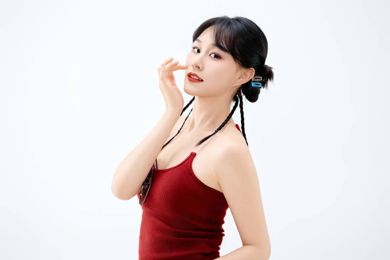 影棚拍摄穿着青春靓丽的亚洲女性夏季形象图片