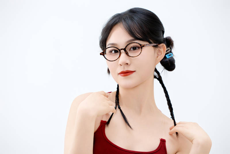 影棚拍摄穿着青春靓丽的亚洲女性夏季形象图片