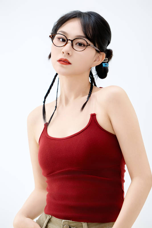 影棚拍摄穿着青春靓丽的亚洲女性夏季形象图片