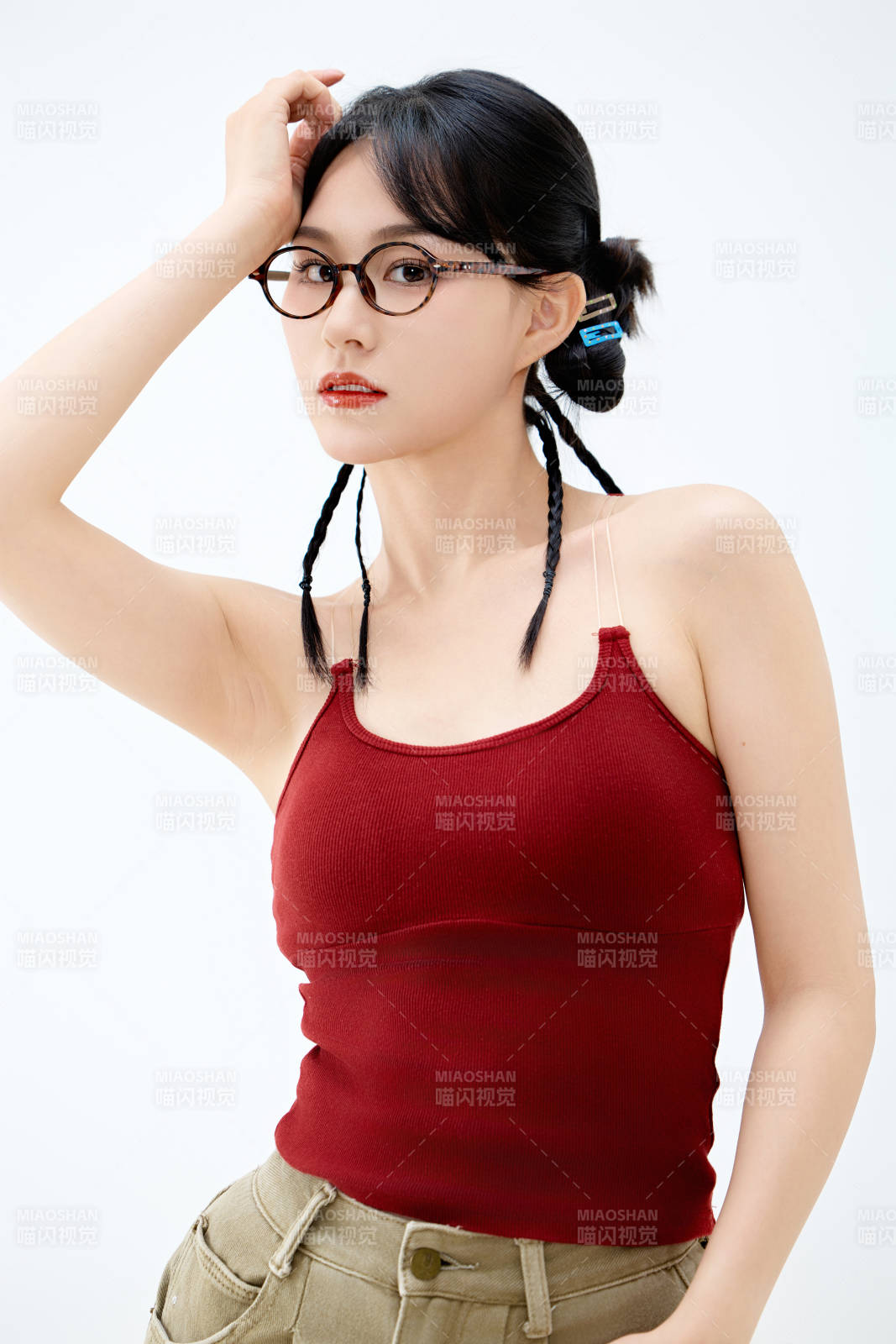 影棚拍摄穿着青春靓丽的亚洲女性夏季形象图片