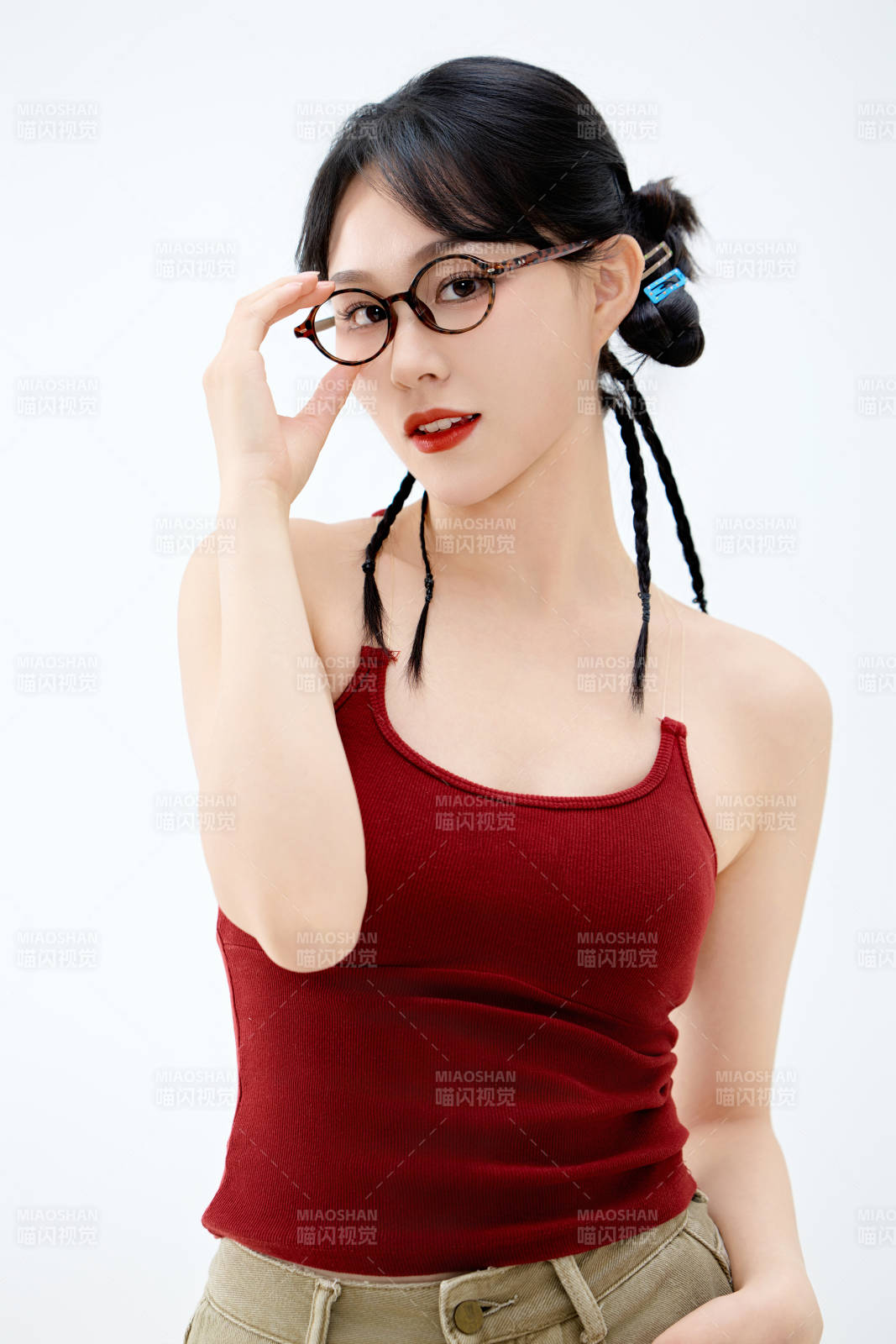 影棚拍摄穿着青春靓丽的亚洲女性夏季形象图片