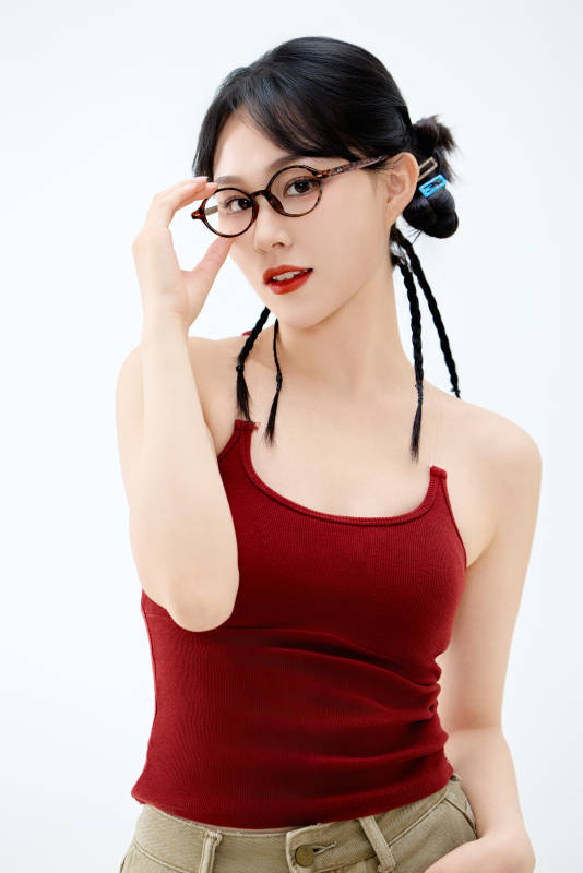 影棚拍摄穿着青春靓丽的亚洲女性夏季形象图片