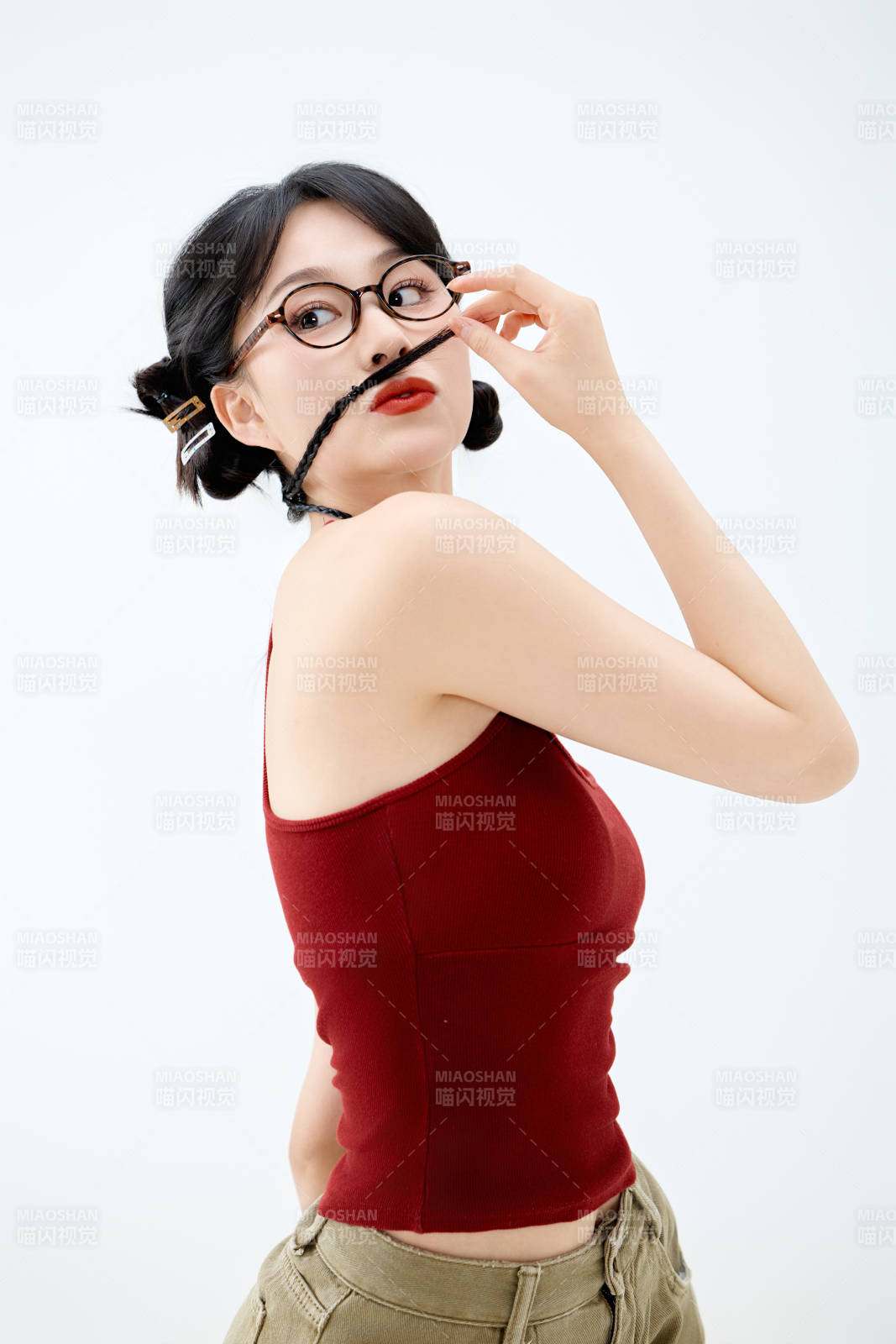 影棚拍摄穿着青春靓丽的亚洲女性夏季形象图片