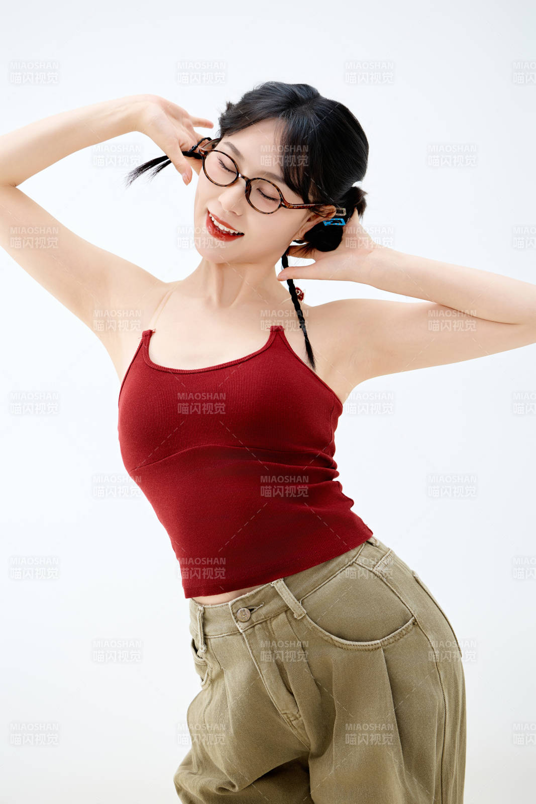 影棚拍摄穿着青春靓丽的亚洲女性夏季形象图片