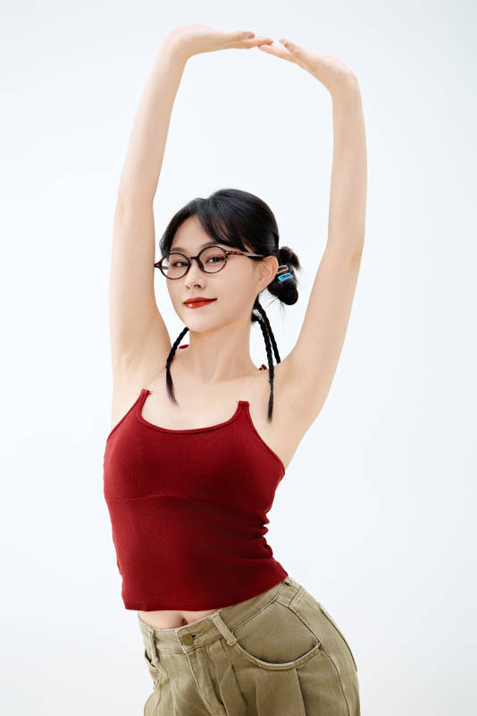 影棚拍摄穿着青春靓丽的亚洲女性夏季形象图片