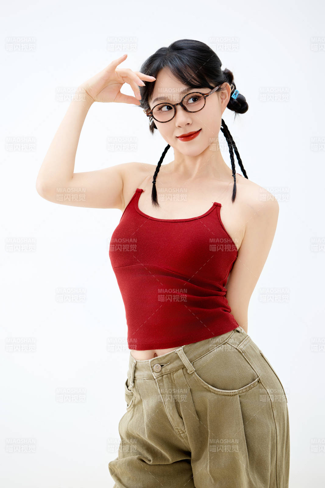 影棚拍摄穿着青春靓丽的亚洲女性夏季形象图片