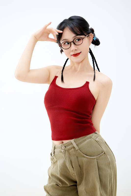 影棚拍摄穿着青春靓丽的亚洲女性夏季形象图片