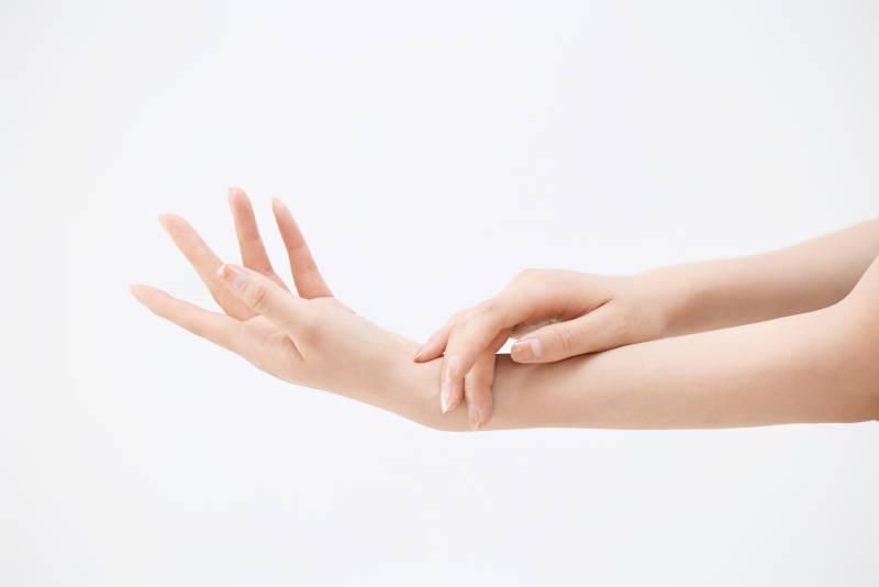 白色背景下纤细柔美的女性手部特写图片