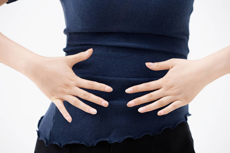 白色背景下纤细柔美的女性手部特写图片