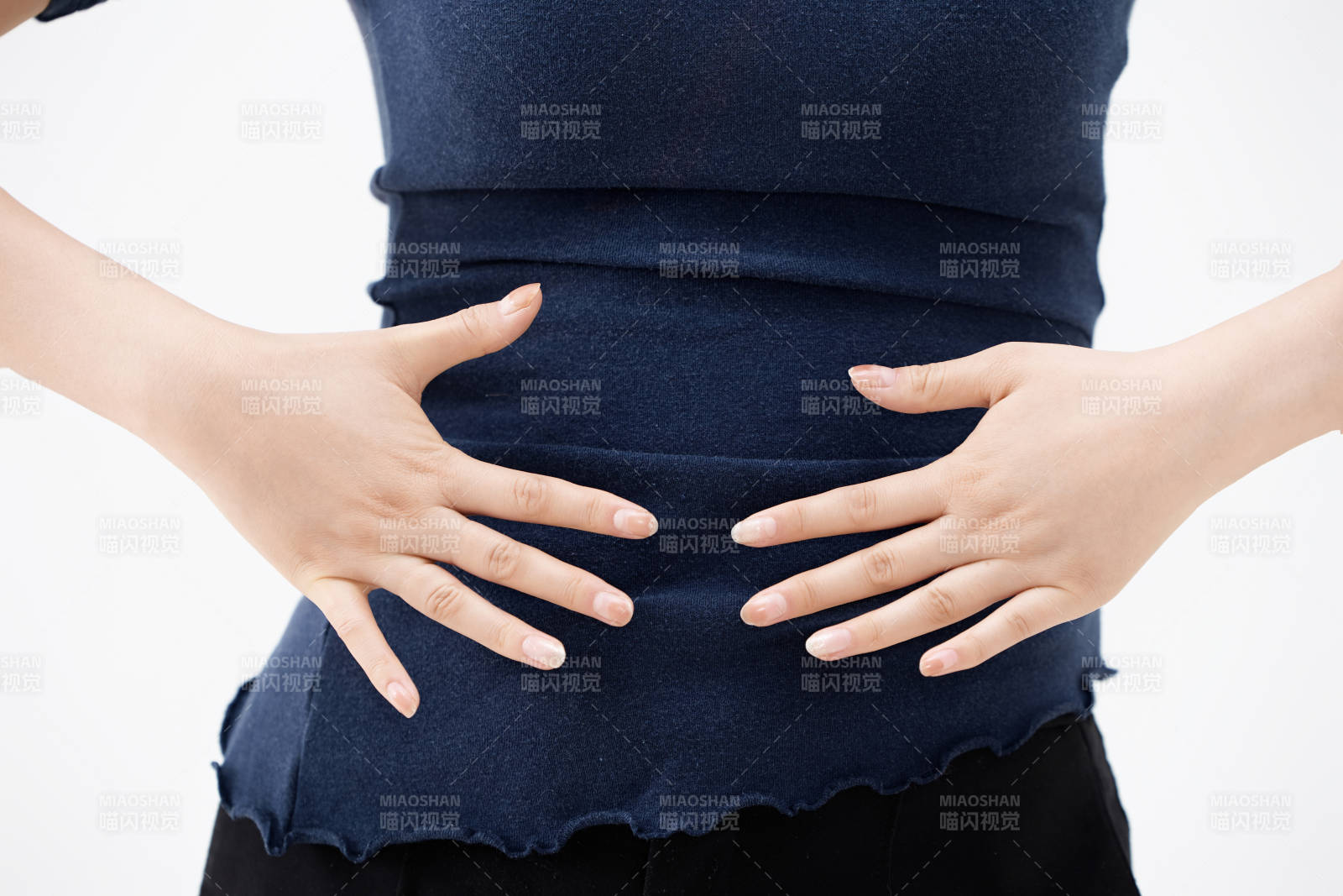 白色背景下纤细柔美的女性手部特写图片