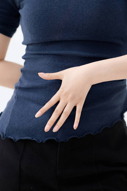 白色背景下纤细柔美的女性手部特写图片