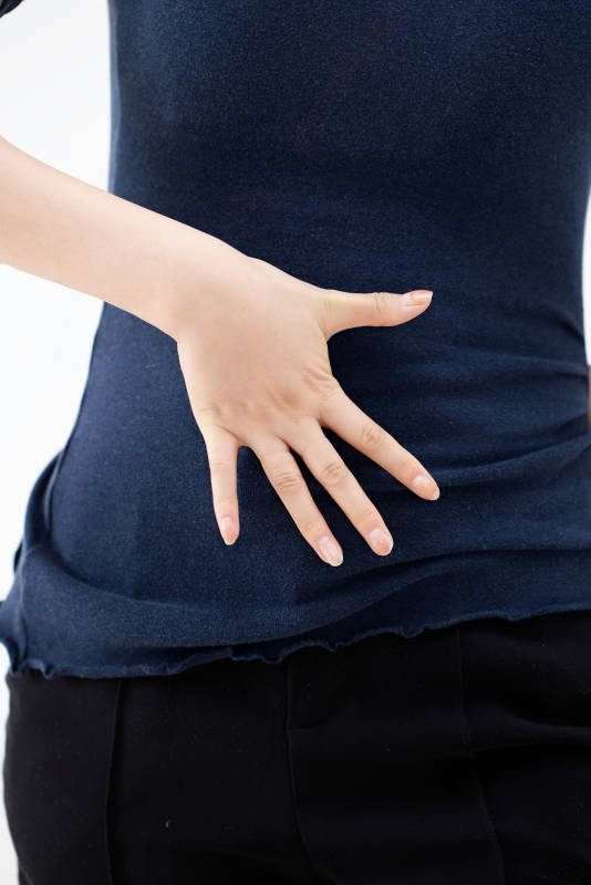 白色背景下纤细柔美的女性手部特写图片